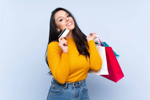 Joven Colombiana Sobre Fondo Azul Aislado Sosteniendo Bolsas Compras Una —  Fotos de Stock