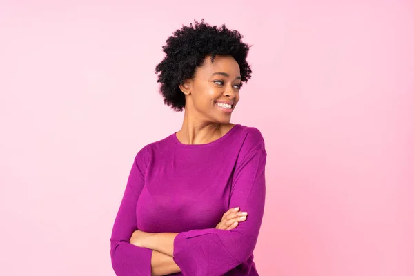 African American Woman Isolated Pink Background Arms Crossed Happy — 스톡 사진
