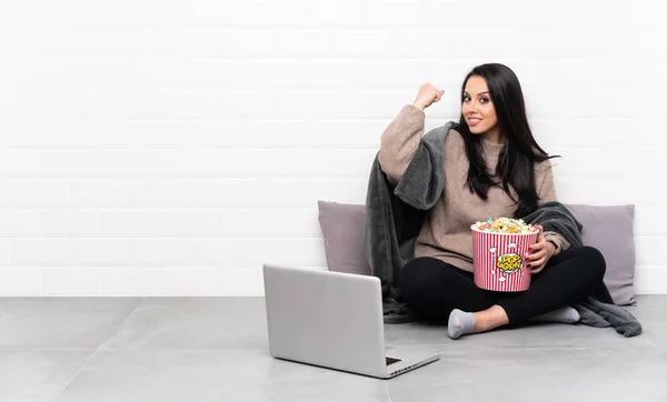 Giovane Ragazza Colombiana Possesso Una Ciotola Popcorn Mostrando Film Computer — Foto Stock