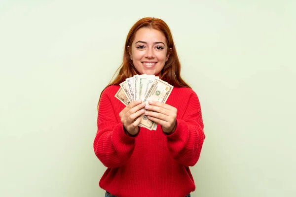 Gadis Berambut Merah Remaja Dengan Sweater Atas Latar Belakang Hijau — Stok Foto