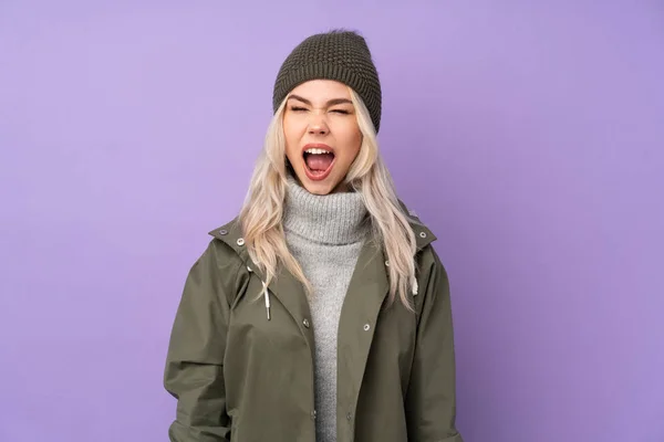 Teenager Blondýny Dívka Zimní Klobouk Přes Izolované Fialové Pozadí Křičí — Stock fotografie