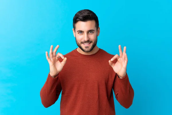 Joven Hombre Guapo Con Barba Sobre Fondo Azul Aislado Mostrando — Foto de Stock