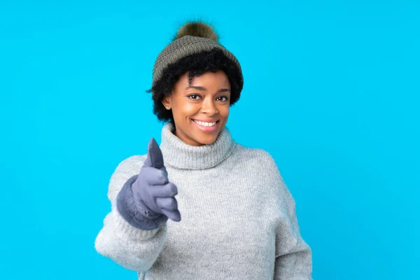 Afrikanisch Amerikanische Frau Mit Wintermütze Über Isoliertem Blauem Hintergrund Beim — Stockfoto