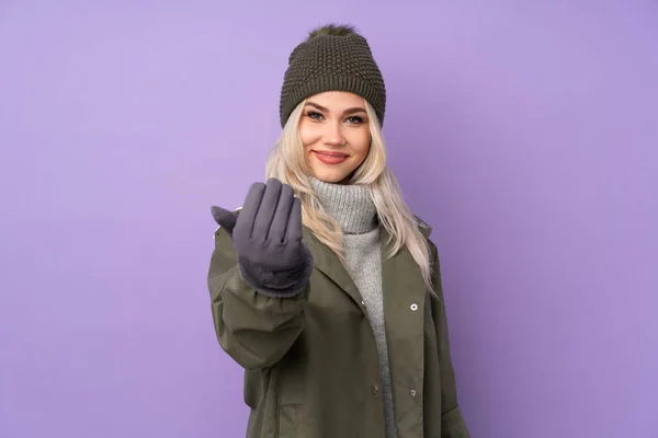 Menina Loira Adolescente Com Chapéu Inverno Sobre Fundo Roxo Isolado — Fotografia de Stock