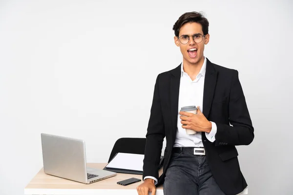 Geschäftsmann Seinem Büro Vor Isoliertem Weißen Hintergrund Mit Überraschendem Gesichtsausdruck — Stockfoto