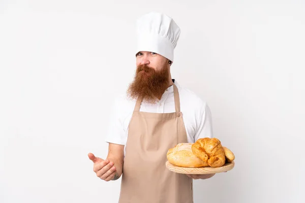 Pelirroja Con Uniforme Chef Panadero Masculino Sosteniendo Una Mesa Con —  Fotos de Stock