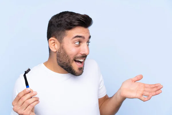 Joven Hombre Guapo Afeitándose Barba Sobre Fondo Aislado Con Expresión —  Fotos de Stock