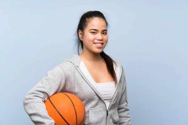 Jonge Aziatische meisje spelen basketbal over geïsoleerde achtergrond — Stockfoto