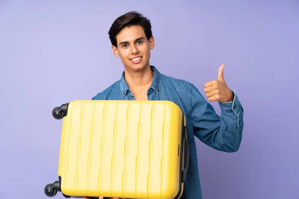 Uomo Sfondo Viola Isolato Vacanza Con Valigia Viaggio Con Pollice — Foto Stock