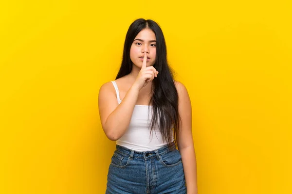 Junge Teenager Asiatische Mädchen Über Isolierten Gelben Hintergrund Zeigt Ein — Stockfoto