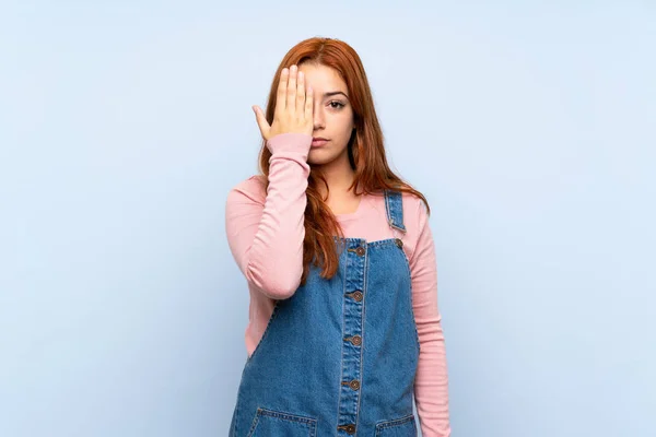 Adolescente Ruiva Menina Com Macacão Sobre Isolado Fundo Azul Cobrindo — Fotografia de Stock