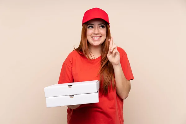 Pizzabote Teenager Mädchen Hält Eine Pizza Über Isoliertem Hintergrund Mit — Stockfoto