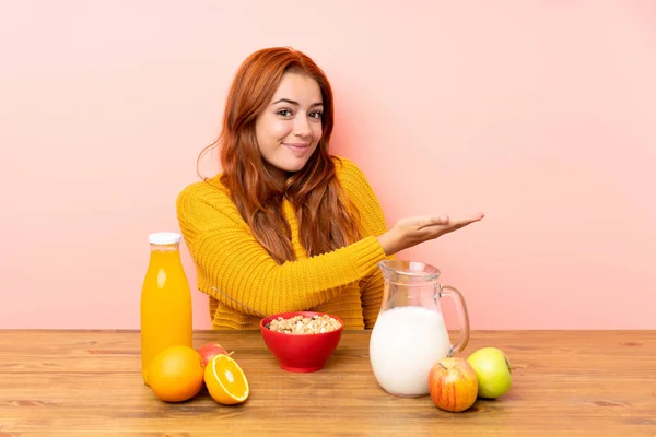 Teenager Rotschopf Mädchen Having Breakfast Ein Tisch Stretching Hände Die — Stockfoto