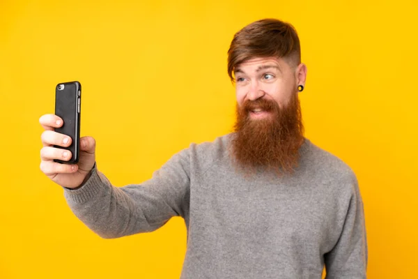 Rudowłosy Mężczyzna Długą Brodą Odizolowanym Żółtym Tle Robi Selfie — Zdjęcie stockowe