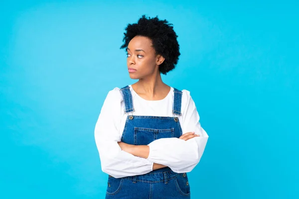 African American Woman Overalls Isolated Blue Background Looking Side — 스톡 사진