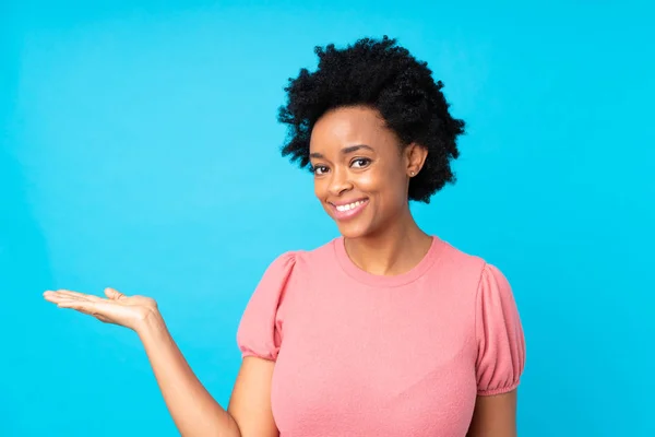 African American Woman Isolated Blue Background Holding Copyspace Imaginary Palm — 스톡 사진