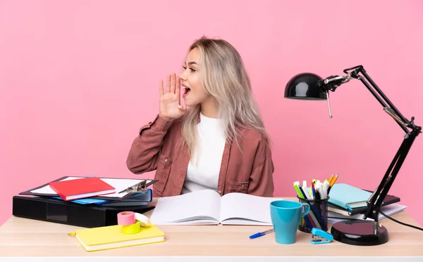 Joven Estudiante Trabajando Una Mesa Gritando Con Boca Abierta — Foto de Stock