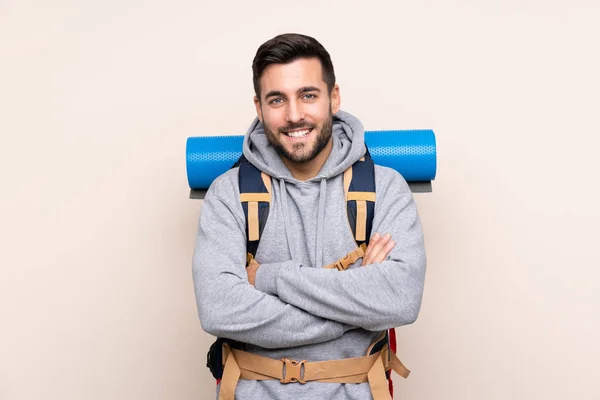 Junger Bergsteiger Mit Großem Rucksack Vor Isoliertem Hintergrund Lacht — Stockfoto