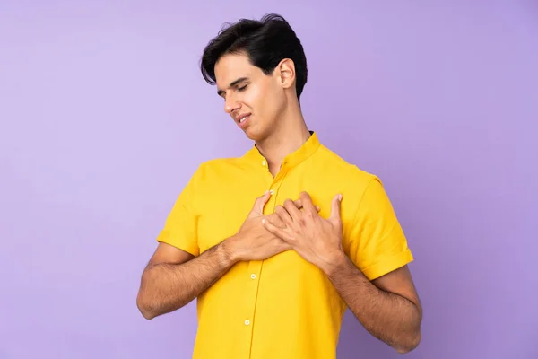 Uomo Sfondo Viola Isolato Con Dolore Cuore — Foto Stock