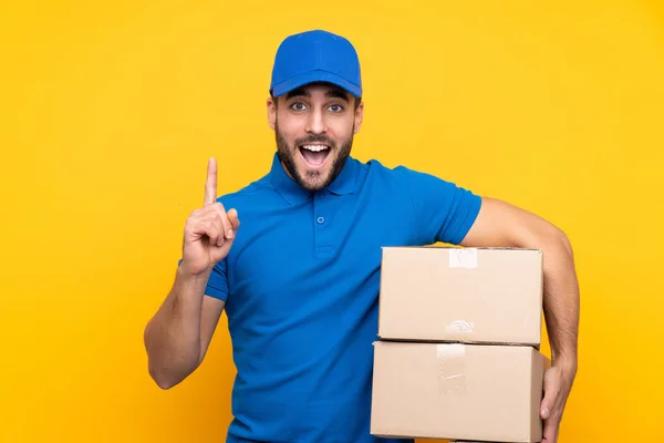 Repartidor Sobre Fondo Amarillo Aislado Apuntando Una Gran Idea — Foto de Stock