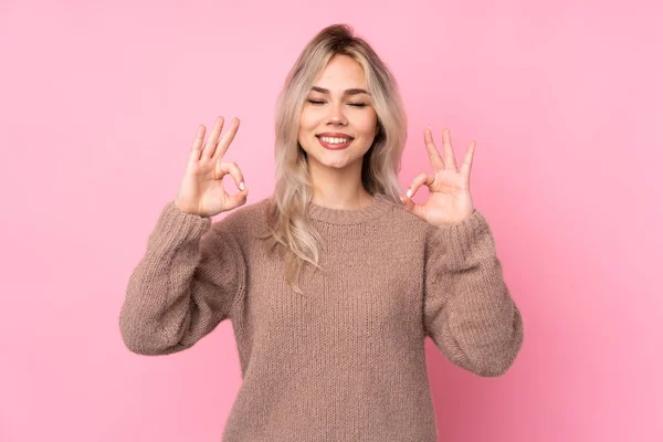 Adolescente Rubia Chica Usando Suéter Sobre Aislado Rosa Fondo Zen — Foto de Stock