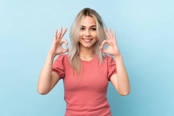 Tonårstjej Över Isolerad Blå Bakgrund Visar Tecken Med Fingrar — Stockfoto