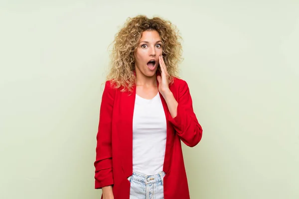 Giovane Donna Bionda Con Capelli Ricci Sfondo Verde Isolato Con — Foto Stock