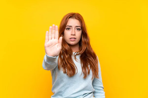 Tiener Roodharige Meisje Geïsoleerde Gele Achtergrond Maken Stop Gebaar — Stockfoto