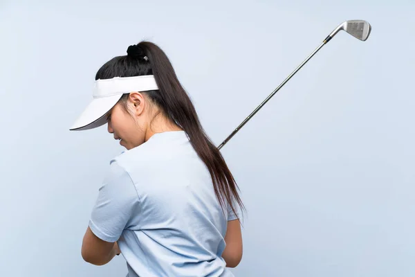 Jeune golfeur asiatique fille sur fond bleu isolé — Photo