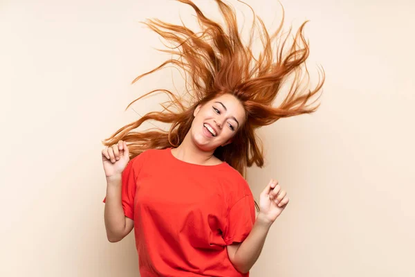 Adolescente pelirroja chica bailando sobre aislado fondo — Foto de Stock