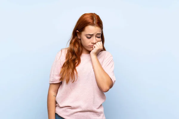 Adolescente Pelirroja Chica Sobre Aislado Azul Fondo Teniendo Dudas —  Fotos de Stock