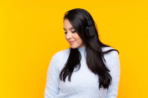 Young Colombian Girl Isolated Yellow Background Listening Music — Stock Photo, Image