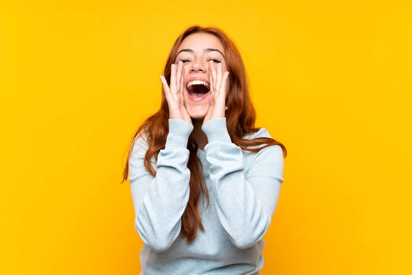 Adolescente Pelirroja Chica Sobre Aislado Amarillo Fondo Gritando Anunciando Algo — Foto de Stock