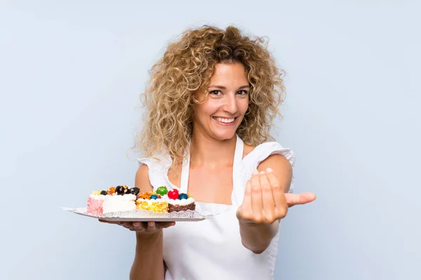 Young Blonde Woman Curly Hair Holding Lots Different Mini Cakes — 스톡 사진
