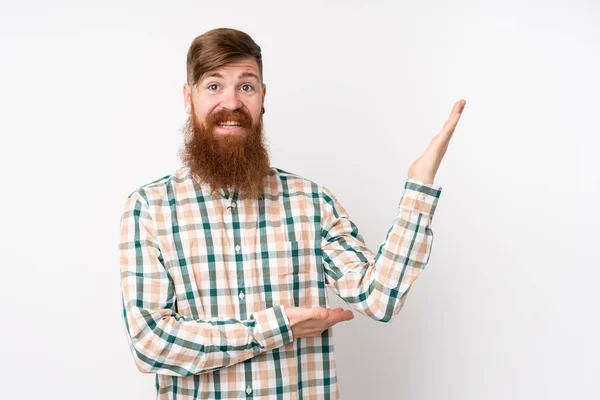 Roodharige Man Met Lange Baard Geïsoleerde Witte Achtergrond Reikende Handen — Stockfoto