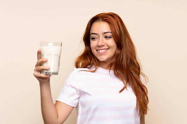 Adolescente Pelirroja Sosteniendo Vaso Leche Sobre Fondo Aislado Con Expresión — Foto de Stock