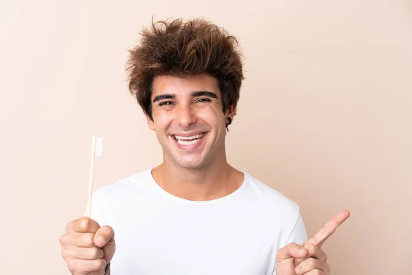 Joven Hombre Guapo Cepillándose Los Dientes Señalando Hacia Lado Para —  Fotos de Stock