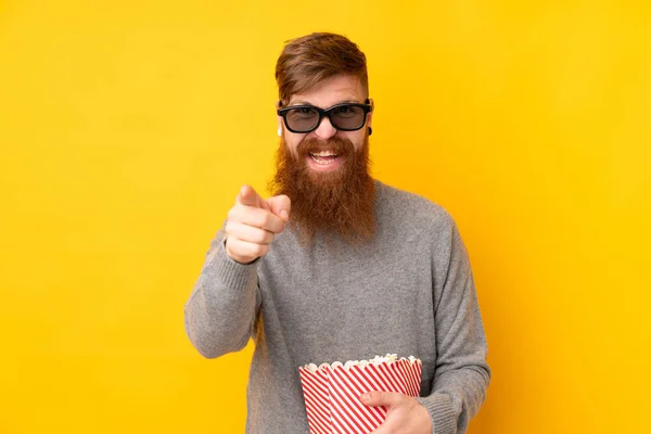 Rödhårig Man Med Långt Skägg Över Isolerad Gul Bakgrund Med — Stockfoto