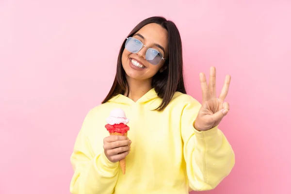 Jovem Morena Segurando Sorvete Corneto Sobre Fundo Rosa Isolado Feliz — Fotografia de Stock