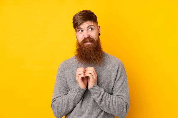 Roodharige Man Met Lange Baard Geïsoleerde Gele Achtergrond Die Iets — Stockfoto