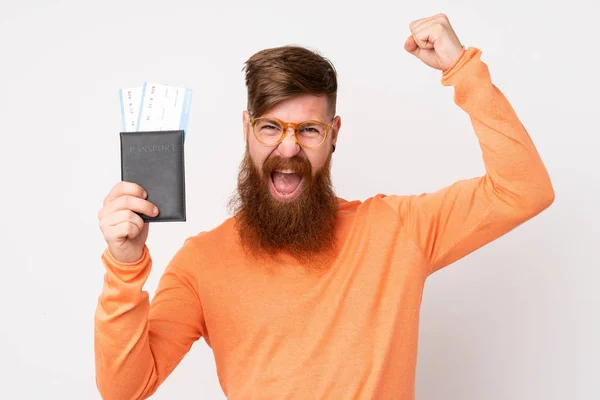 Roodharige Man Met Lange Baard Geïsoleerde Witte Achtergrond Blij Vakantie — Stockfoto