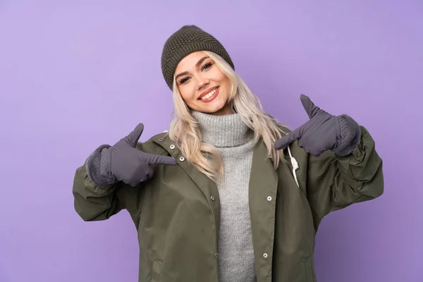 Teenager Blonde Mädchen Mit Wintermütze Über Isolierten Lila Hintergrund Stolz — Stockfoto