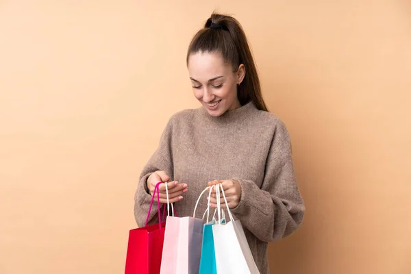 Jong Brunette Vrouw Geïsoleerde Achtergrond Holding Shopping Tassen Kijken Erin — Stockfoto