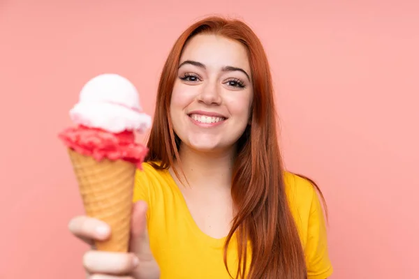Rödhårig tonåring flicka med en cornet glass över isolerad bakgrund — Stockfoto