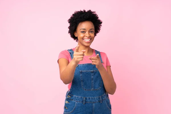 Африканська Американка Накладками Над Ізольованими Рожевими Фонами — стокове фото