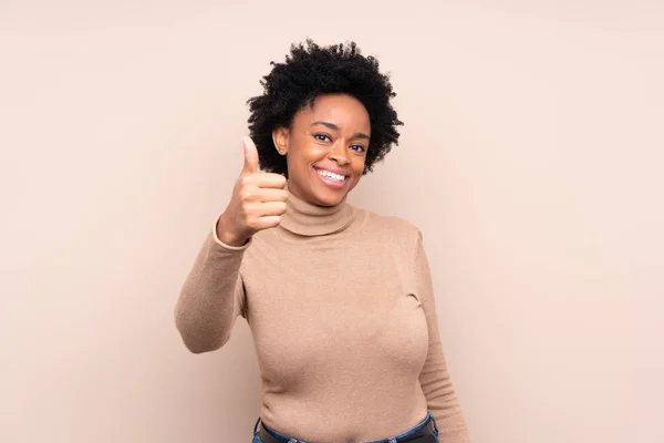 Afro Amerikaanse Vrouw Geïsoleerde Achtergrond Met Duimen Omhoog Omdat Iets — Stockfoto