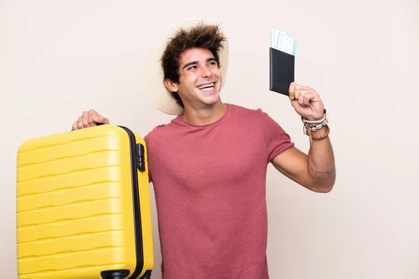 Jonge Blanke Man Geïsoleerde Achtergrond Vakantie Met Koffer Paspoort — Stockfoto