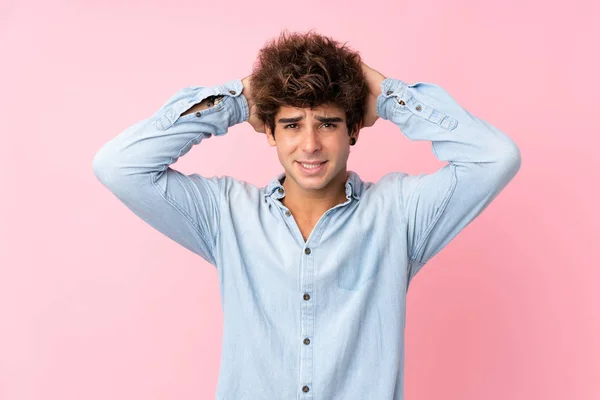 Joven Hombre Caucásico Con Camisa Jean Sobre Fondo Rosa Aislado — Foto de Stock