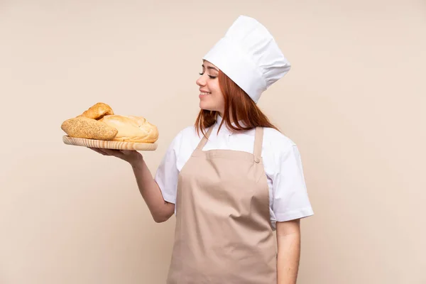 Menina Adolescente Ruiva Uniforme Chef Mulher Padeiro Segurando Uma Mesa — Fotografia de Stock