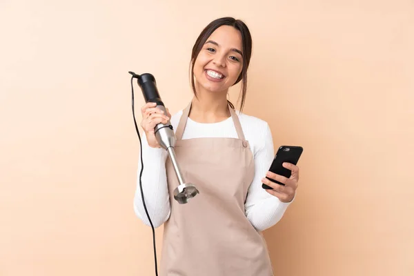 Jovem Morena Usando Liquidificador Mão Sobre Fundo Isolado Segurando Café — Fotografia de Stock